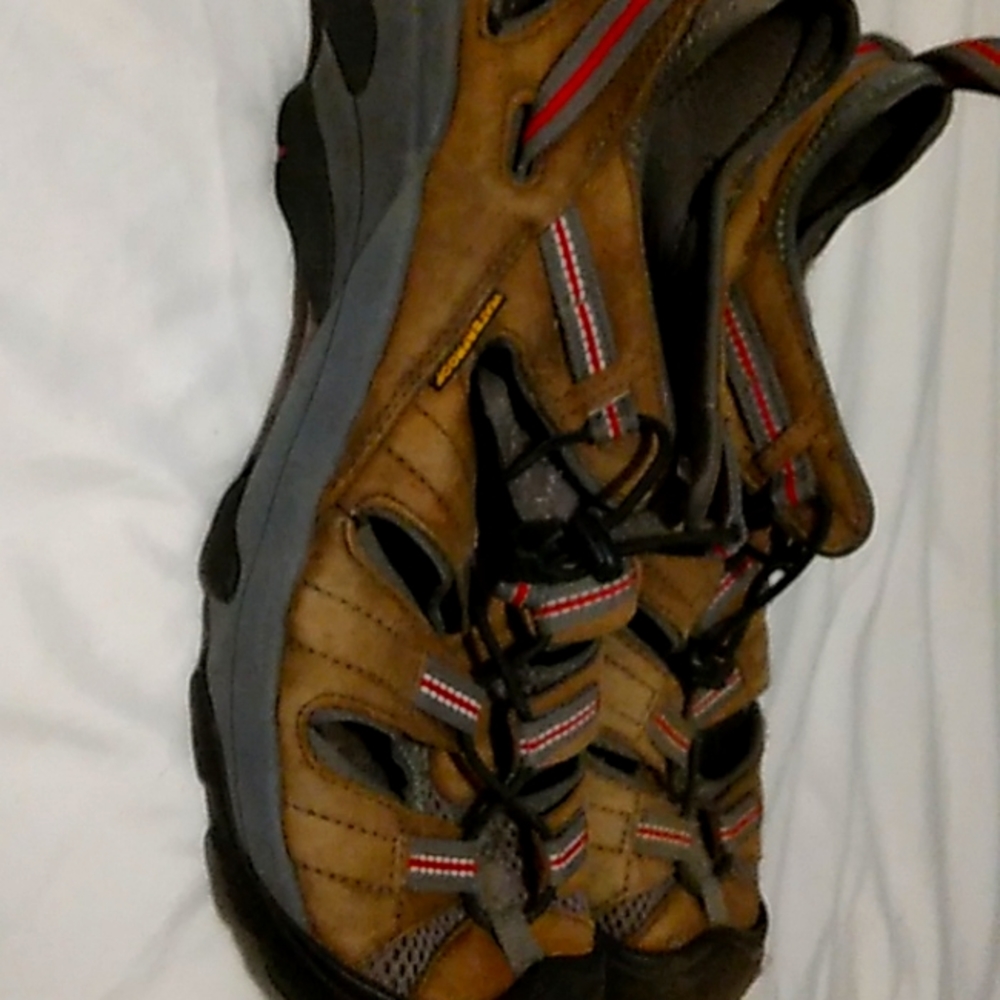 Keens leather hiking shoes